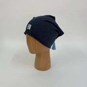 Jeansowa czapka beanie z jasnobłękitnym chwostem MistaHipsta Denim Blue na manekinie