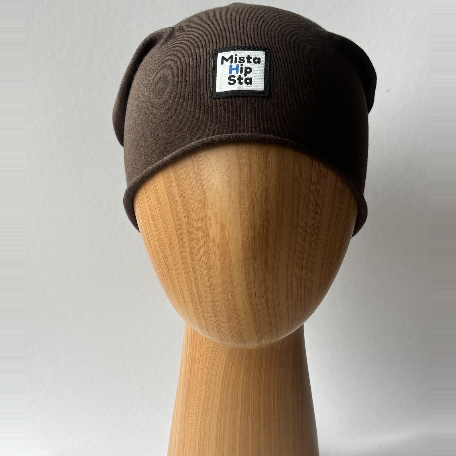 Brązowa czapka beanie z rdzawym chwostem MistaHipsta Brown Rust – widok z przodu na manekinie