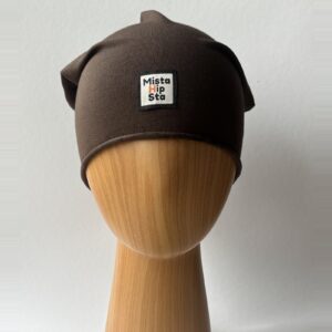 Brązowa czapka beanie z pomarańczowym chwostem MistaHipsta Brown Orange – widok z przodu na manekinie