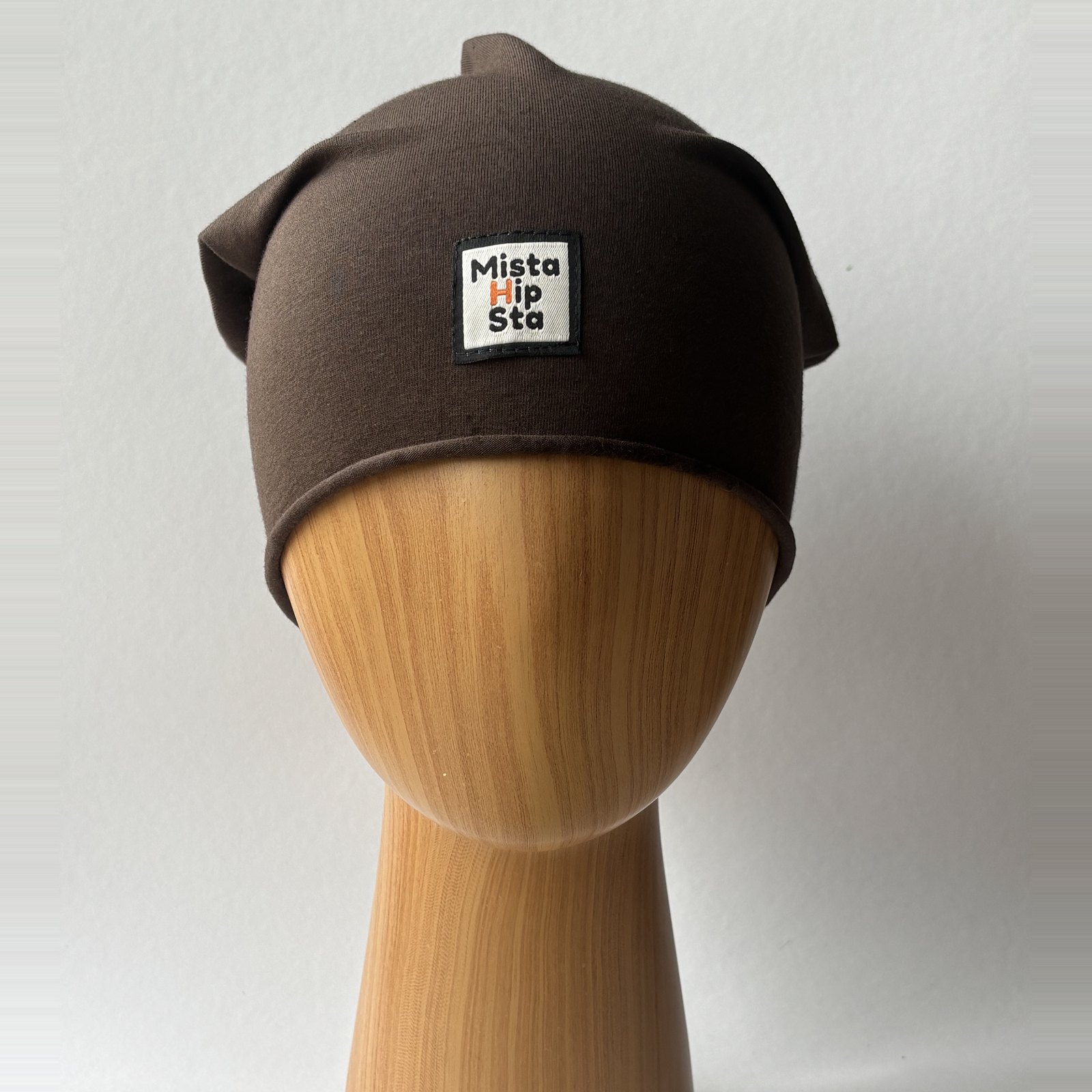Brązowa czapka beanie z pomarańczowym chwostem MistaHipsta Brown Orange – widok z przodu na manekinie