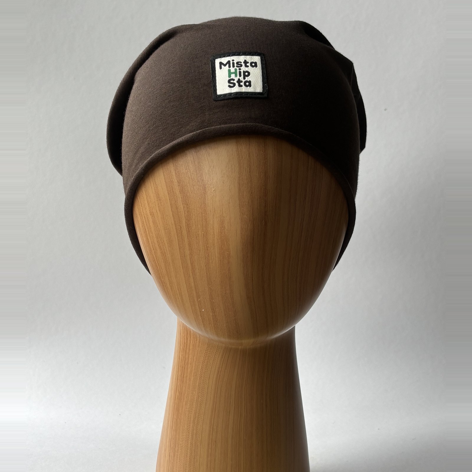 Brązowa czapka beanie z różowym chwostem MistaHipsta Brown Pink – widok z przodu na manekinie