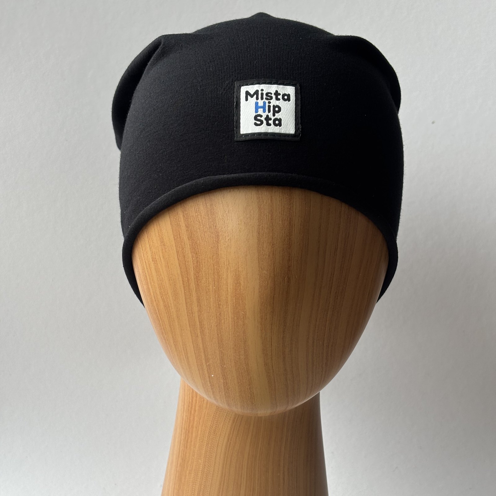 Czarna czapka beanie z karmelowym chwostem MistaHipsta Black Caramel – widok z przodu na manekinie