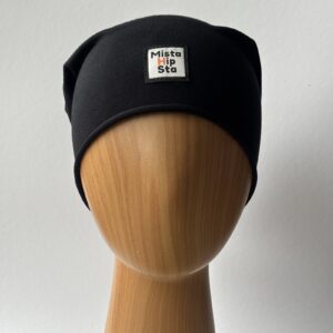 Czarna czapka beanie z rdzawym chwostem MistaHipsta Black Rust – widok z przodu na manekinie