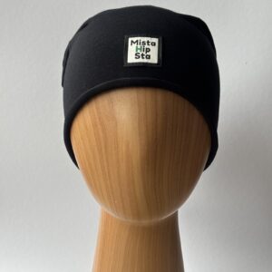 Czarna czapka beanie z szałwiowym chwostem MistaHipsta Black Sage – widok z przodu na manekinie