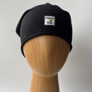 Czarna czapka beanie z czerwonym chwostem MistaHipsta Black Red – widok z przodu na manekinie