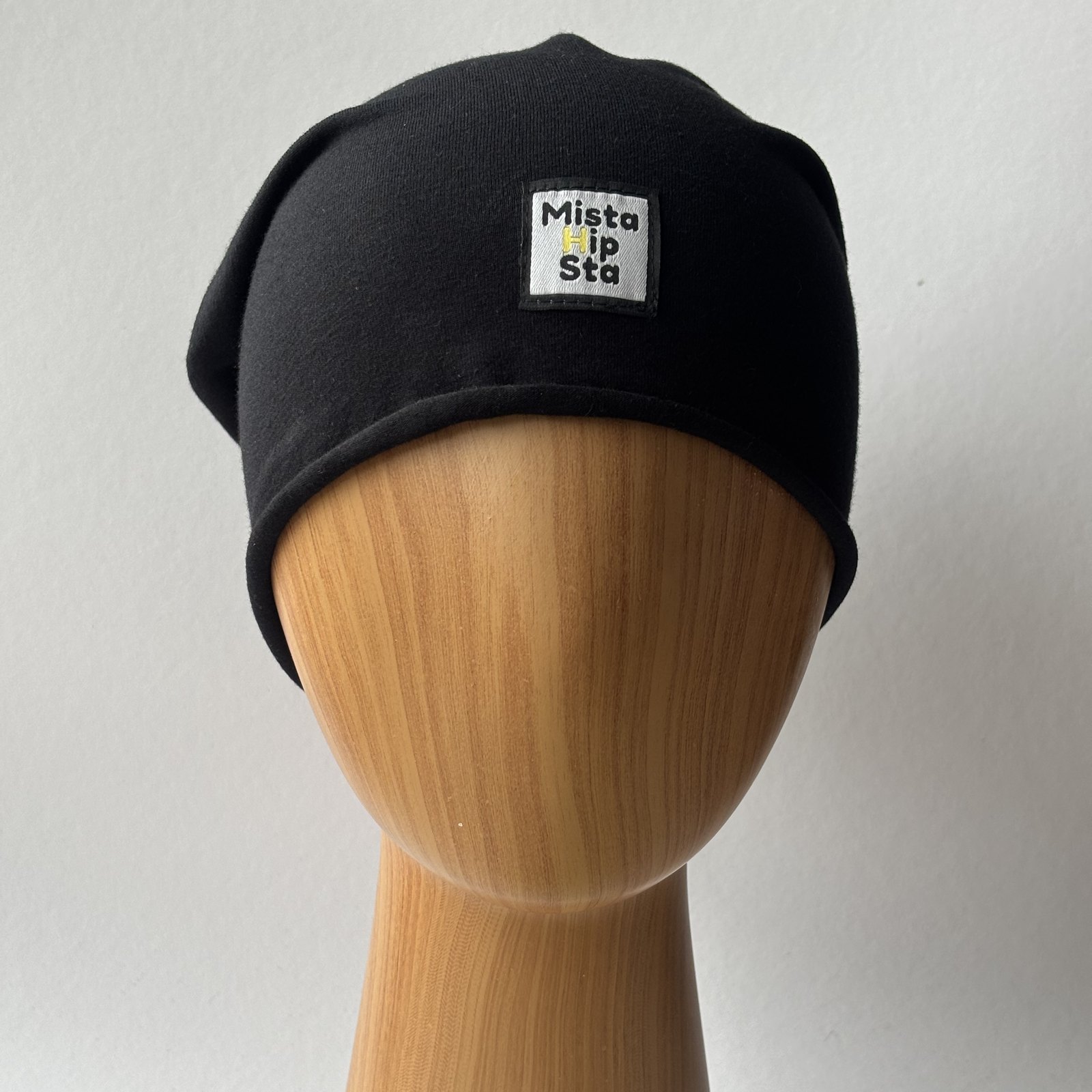 Czarna czapka beanie z czerwonym chwostem MistaHipsta Black Red – widok z przodu na manekinie