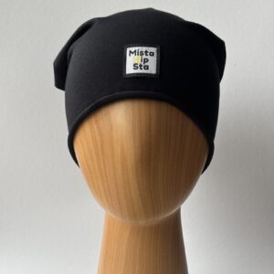 Czarna czapka beanie z fuksjowym chwostem MistaHipsta Black Fuchsia – widok z przodu na manekinie