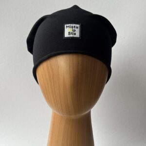 Czarna czapka beanie z lawendowym chwostem MistaHipsta Black Lavender – widok z przodu na manekinie