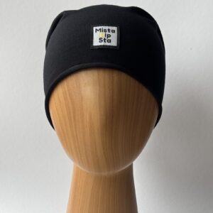 Czarna czapka beanie z kolorowym chwostem MistaHipsta Black Multicolor – widok z przodu na manekinie