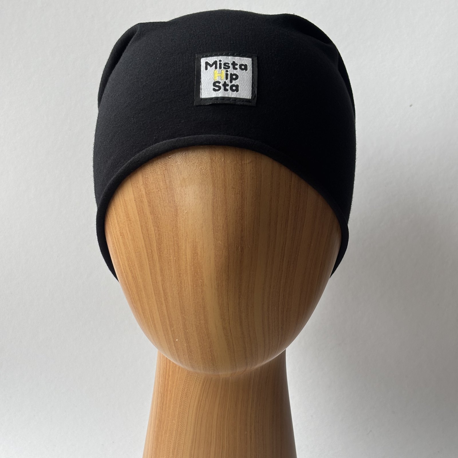 Czarna czapka beanie z kolorowym chwostem MistaHipsta Black Multicolor – widok z przodu na manekinie