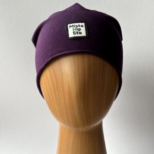 Fioletowa czapka beanie z różowym chwostem MistaHipsta Plum Pink – widok z przodu na manekinie