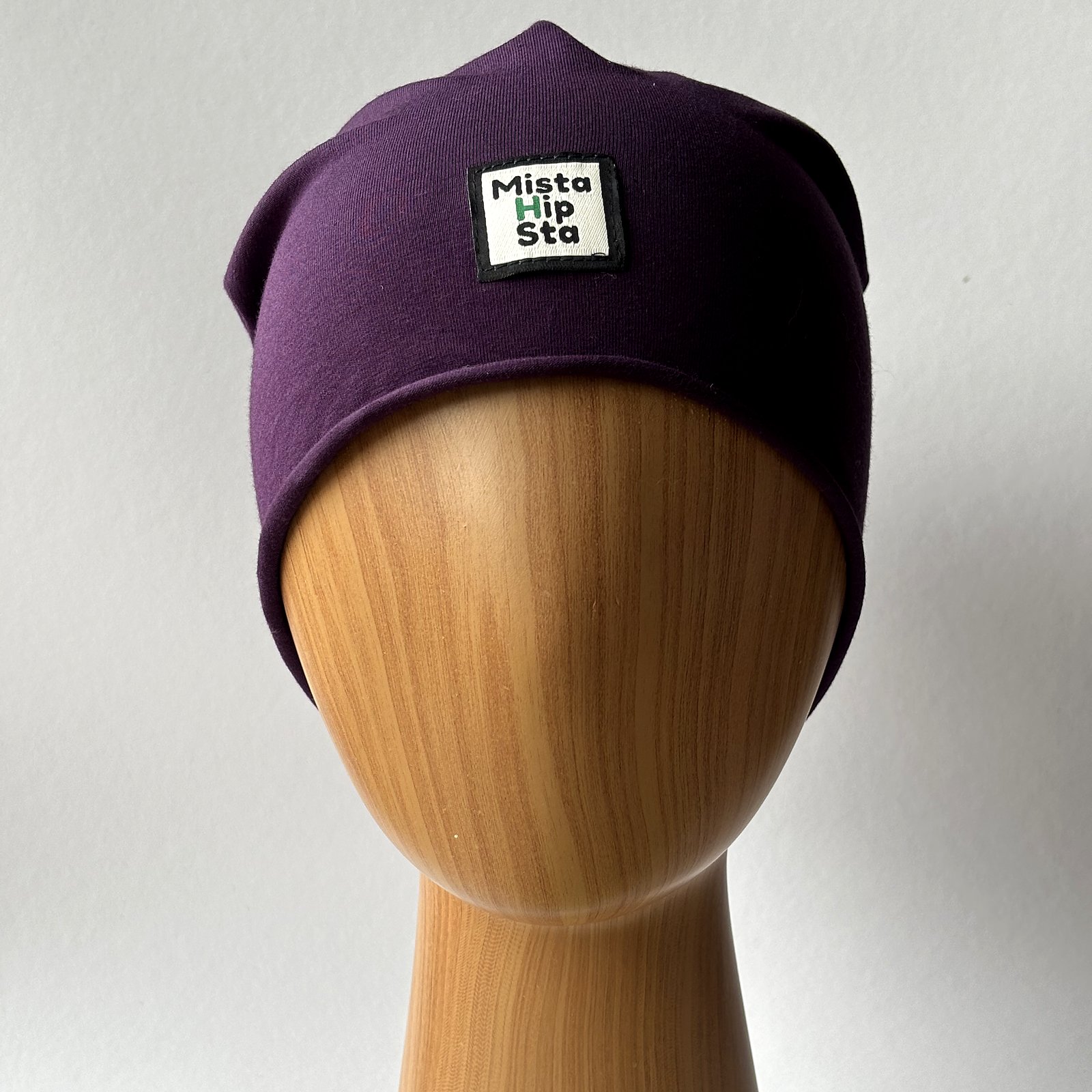 Fioletowa czapka beanie z różowym chwostem MistaHipsta Plum Pink – widok z przodu na manekinie