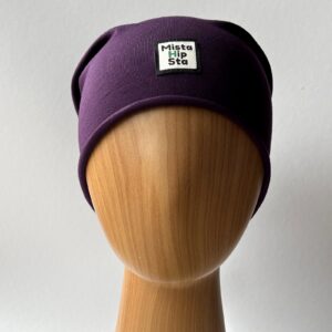 Fioletowa czapka beanie z miętowym chwostem MistaHipsta Plum Mint – widok z przodu na manekinie