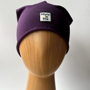 Fioletowa czapka beanie z czerwonym chwostem MistaHipsta Plum Red – widok z przodu na manekinie