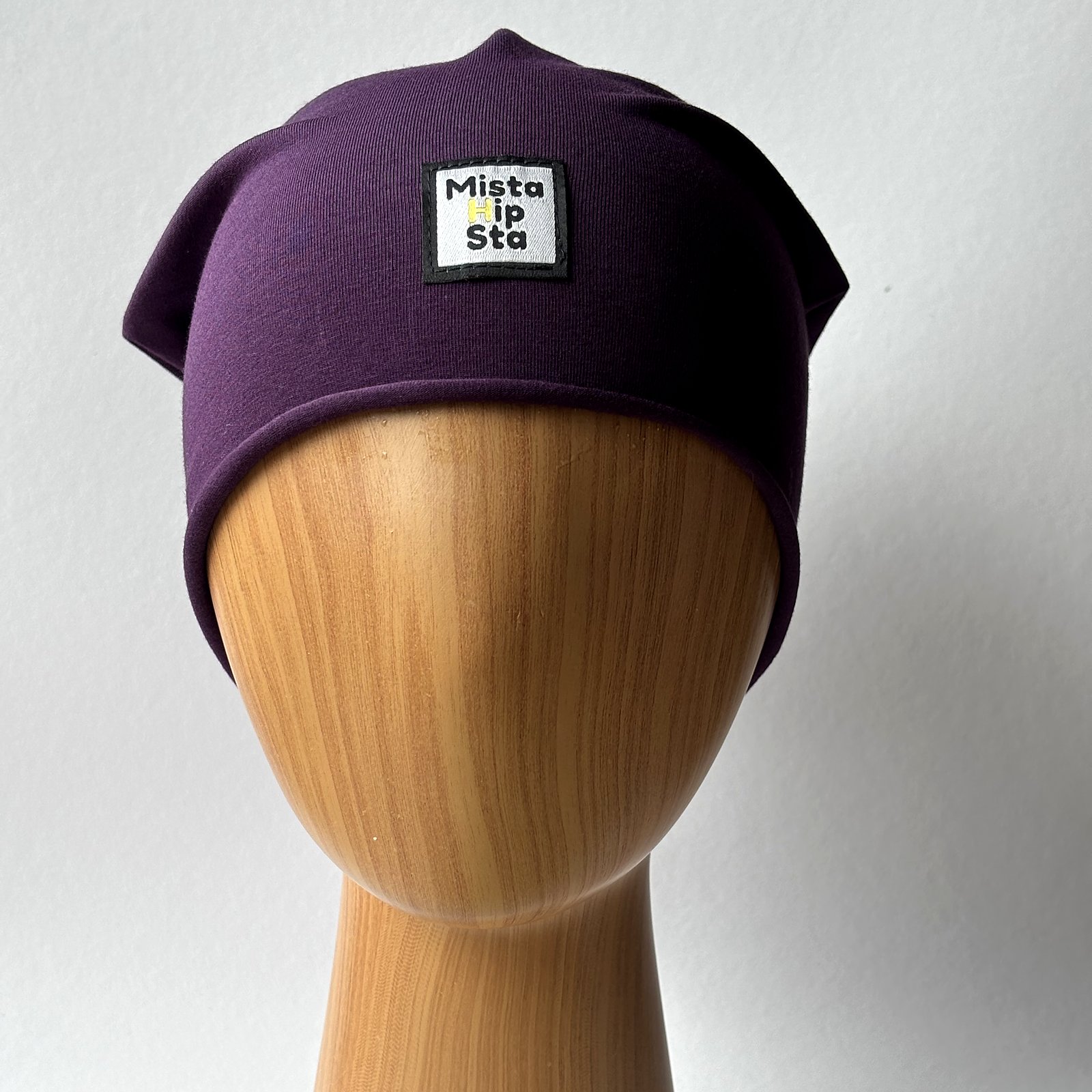 Fioletowa czapka beanie z lawendowym chwostem MistaHipsta Plum Lavender – widok z przodu na manekinie