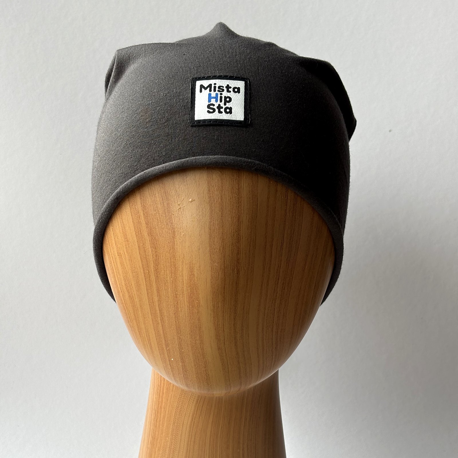 Szara czapka beanie z błękitnym chwostem MistaHipsta Grey Blue – widok z przodu na manekinie