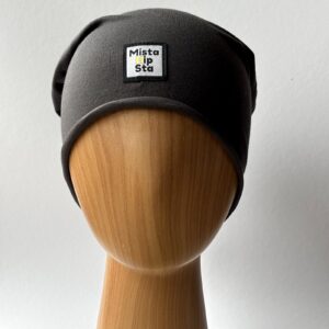 Szara czapka beanie z fioletowym chwostem MistaHipsta Grey Violet – widok z przodu na manekinie