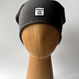 Szara czapka beanie z karmelowym chwostem MistaHipsta Grey Caramel – widok z przodu na manekinie