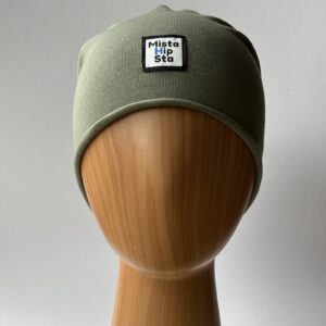 Oliwkowa czapka beanie z błękitnym chwostem MistaHipsta Olive Blue – widok z przodu na manekinie
