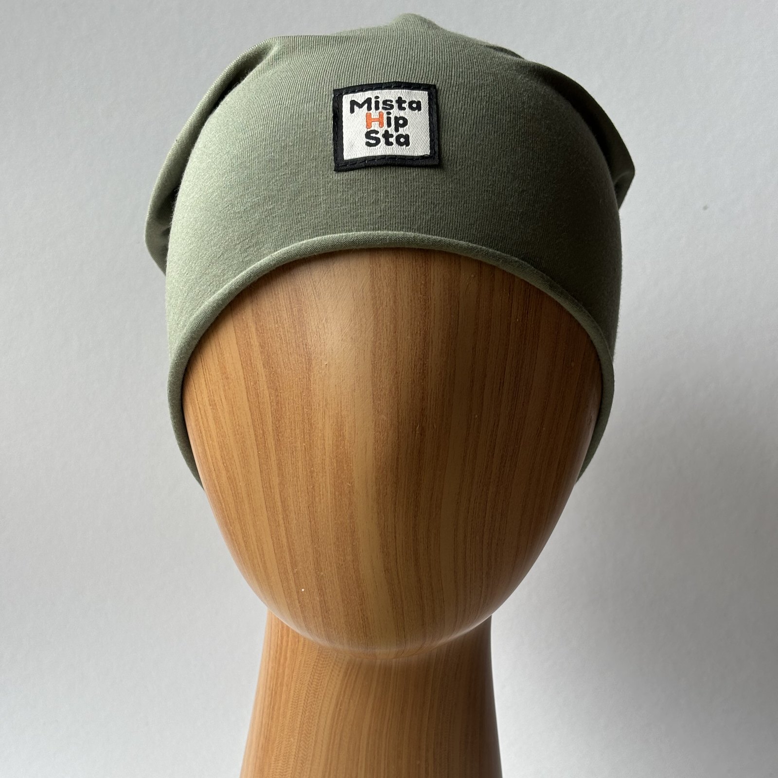 Oliwkowa czapka beanie z pomarańczowym chwostem MistaHipsta Olive Orange – widok z przodu na manekinie