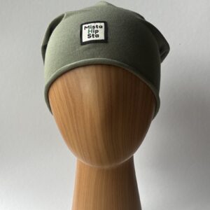 Oliwkowa czapka beanie z czerwonym chwostem MistaHipsta Olive Red – widok z przodu na manekinie