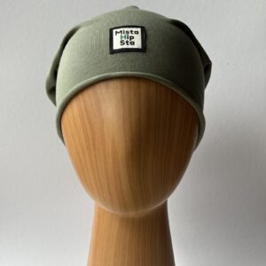 Oliwkowa czapka beanie z fuksjowym chwostem MistaHipsta Olive Fuchsia – widok z przodu na manekinie