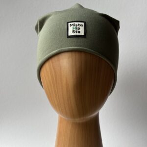 Oliwkowa czapka beanie z różowym chwostem MistaHipsta Olive Pink – widok z przodu na manekinie