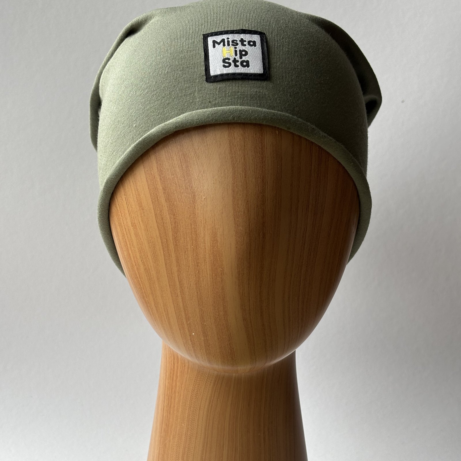 Oliwkowa czapka beanie z lawendowym chwostem MistaHipsta Olive Lavender – widok z przodu na manekinie