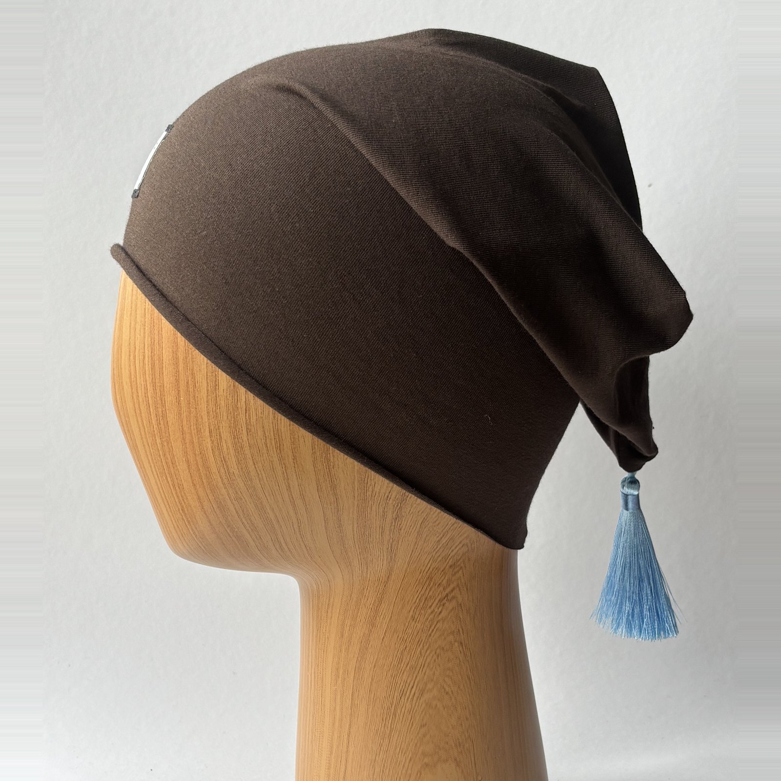 Brązowa czapka beanie z błękitnym chwostem MistaHipsta Brown Blue – widok z boku, wydłużony tył