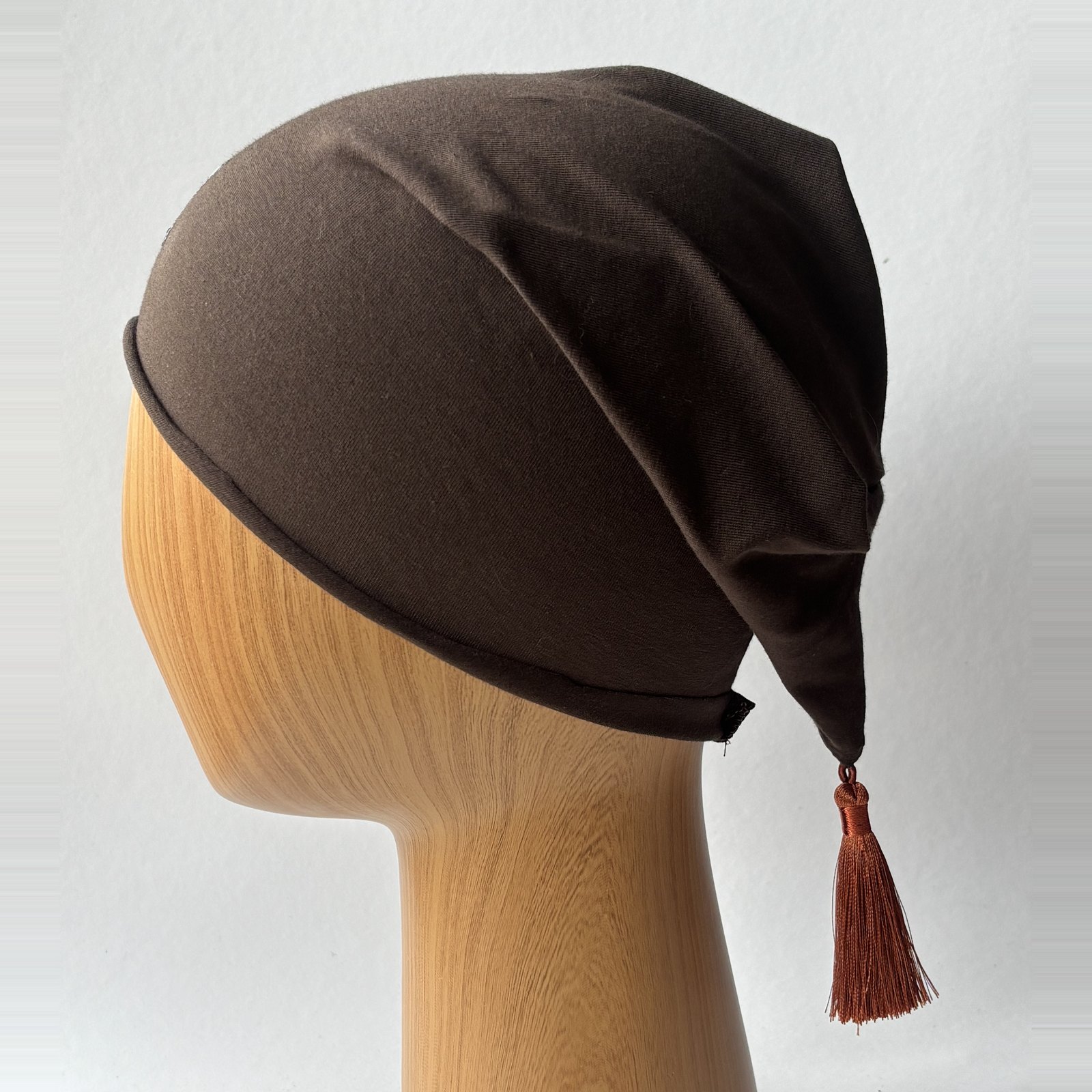 Brązowa czapka beanie z rdzawym chwostem MistaHipsta Brown Rust – widok z boku, wydłużony tył