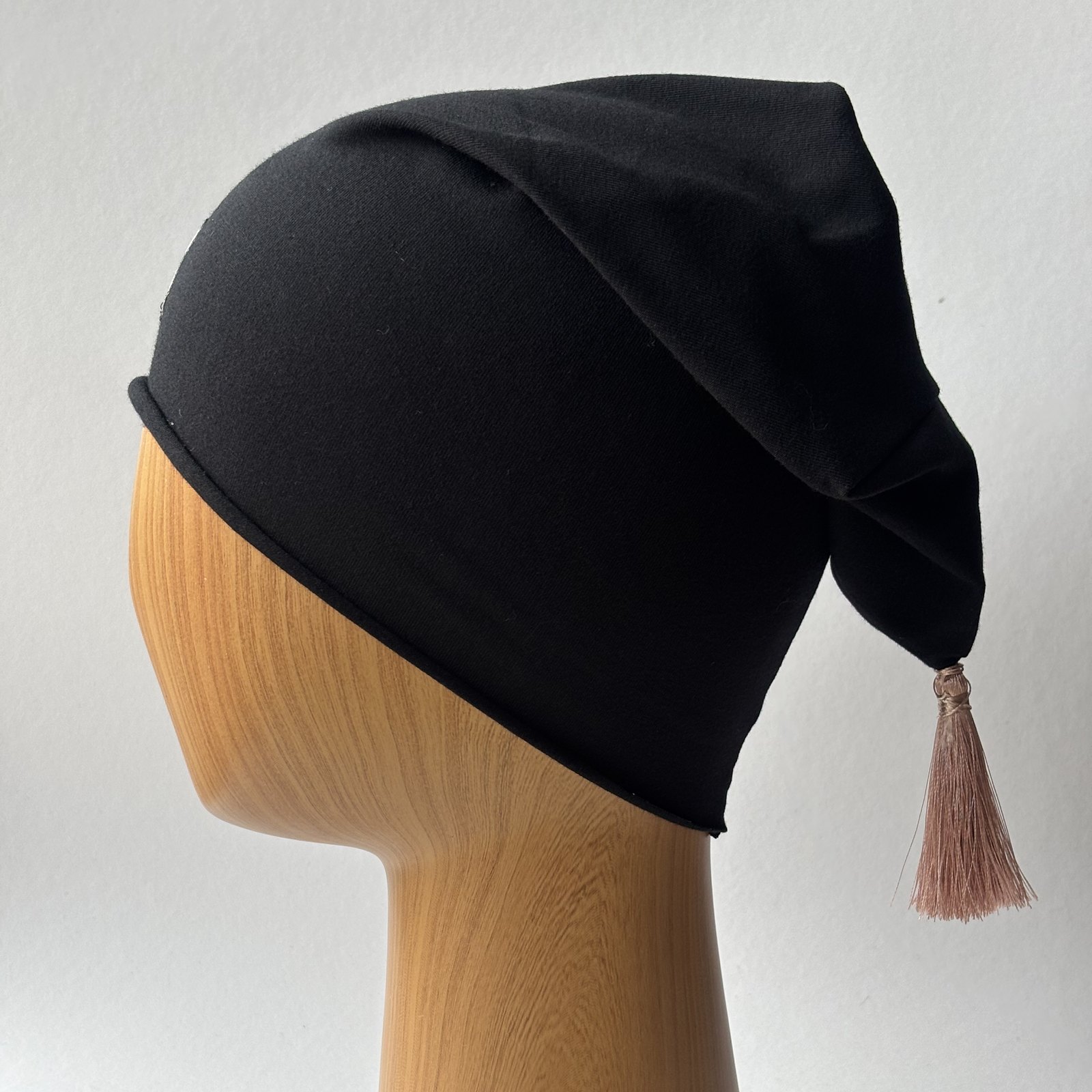 Czarna czapka beanie z karmelowym chwostem MistaHipsta Black Caramel – widok z boku, wydłużony tył