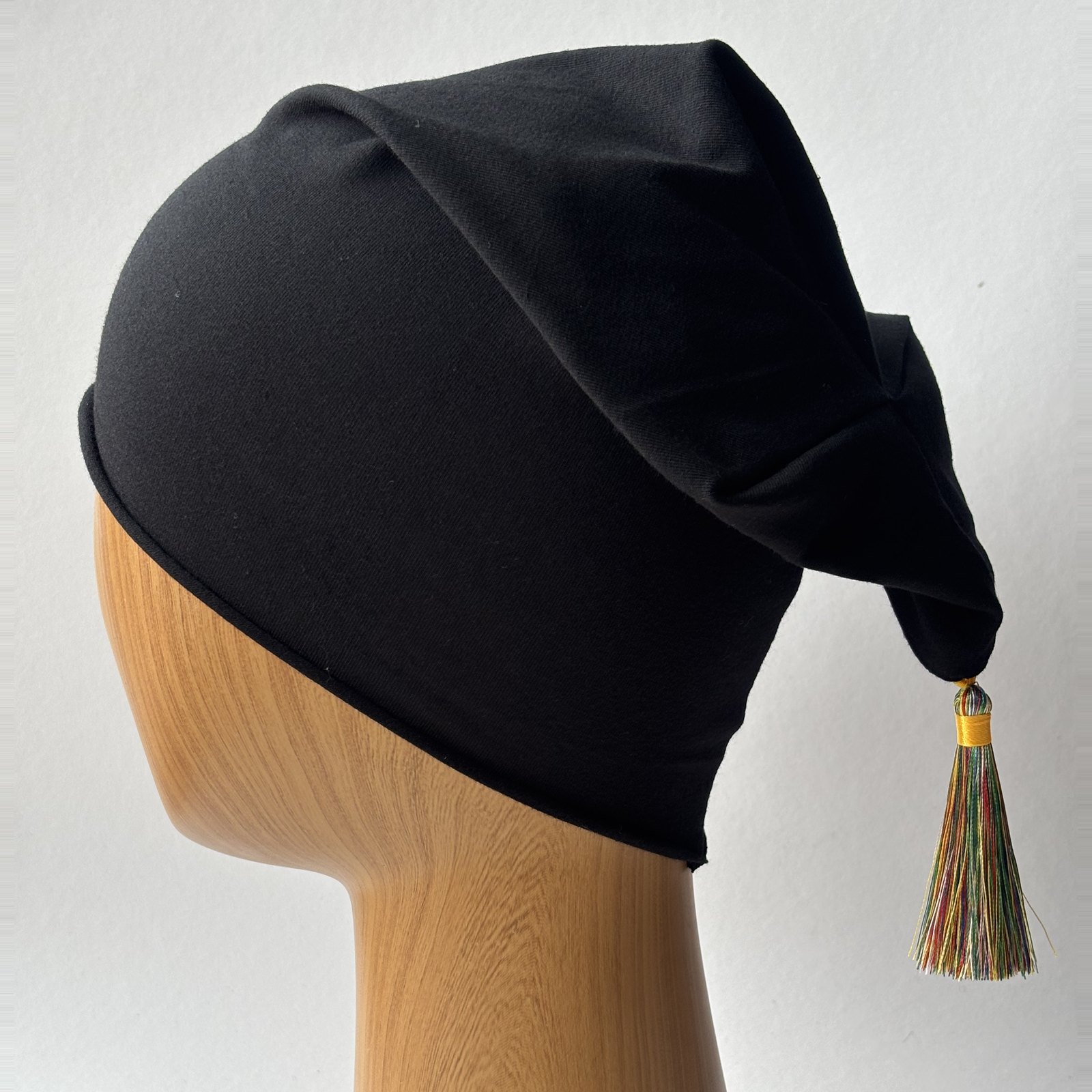 Czarna czapka beanie z kolorowym chwostem MistaHipsta Black Multicolor – widok z boku, wydłużony tył