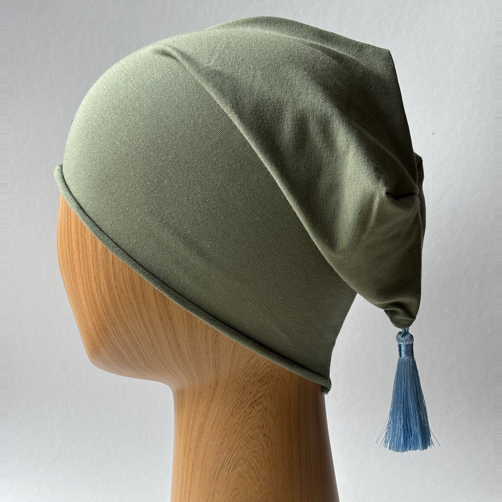 Oliwkowa czapka beanie z błękitnym chwostem MistaHipsta Olive Blue – widok z boku, wydłużony tył