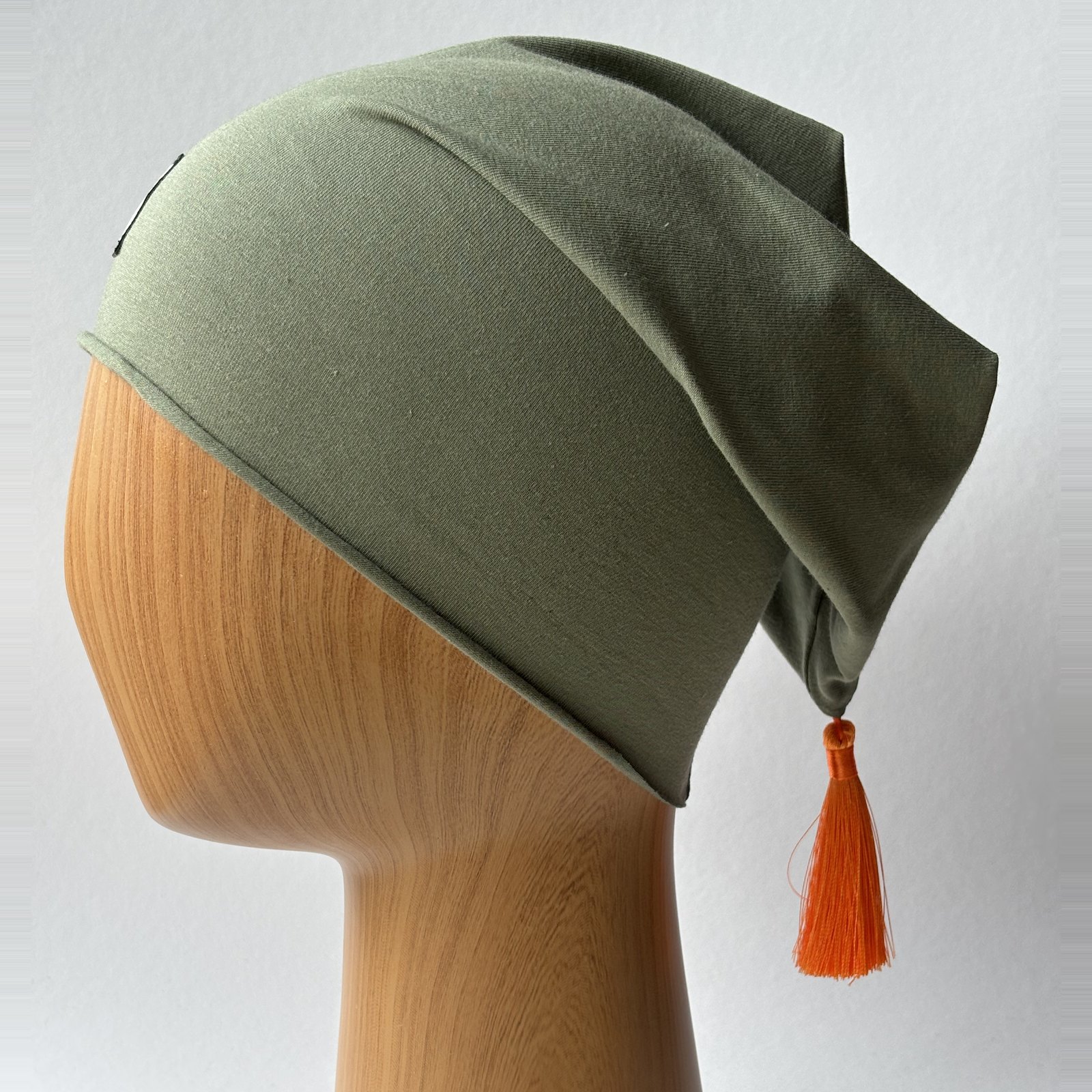 Oliwkowa czapka beanie z pomarańczowym chwostem MistaHipsta Olive Orange – widok z boku, wydłużony tył