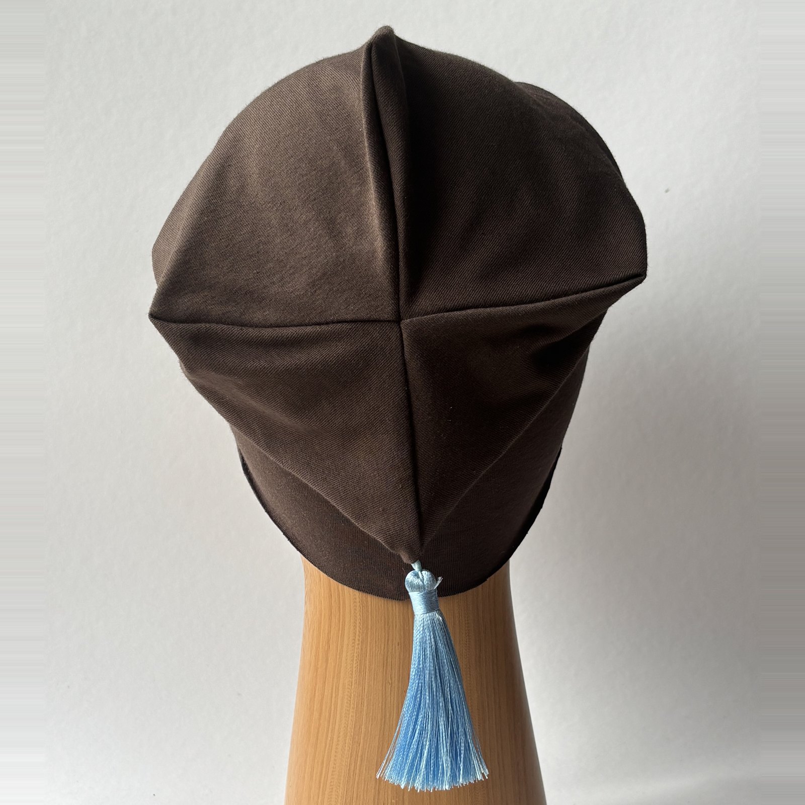 Brązowa czapka beanie z błękitnym chwostem MistaHipsta Brown Blue – widok z tyłu z chwostem