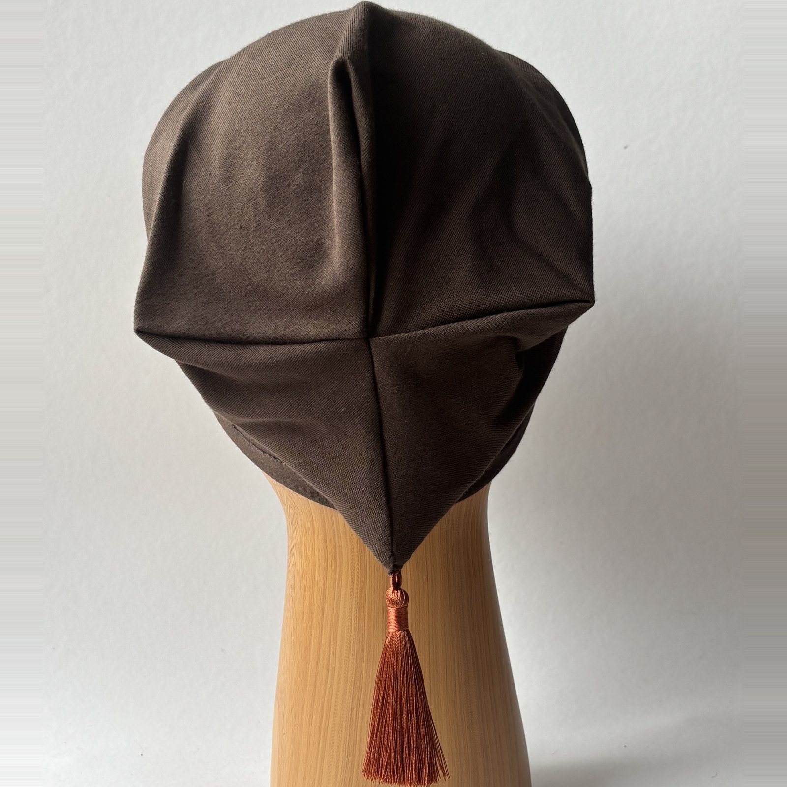 Brązowa czapka beanie z rdzawym chwostem MistaHipsta Brown Rust – widok z tyłu z chwostem