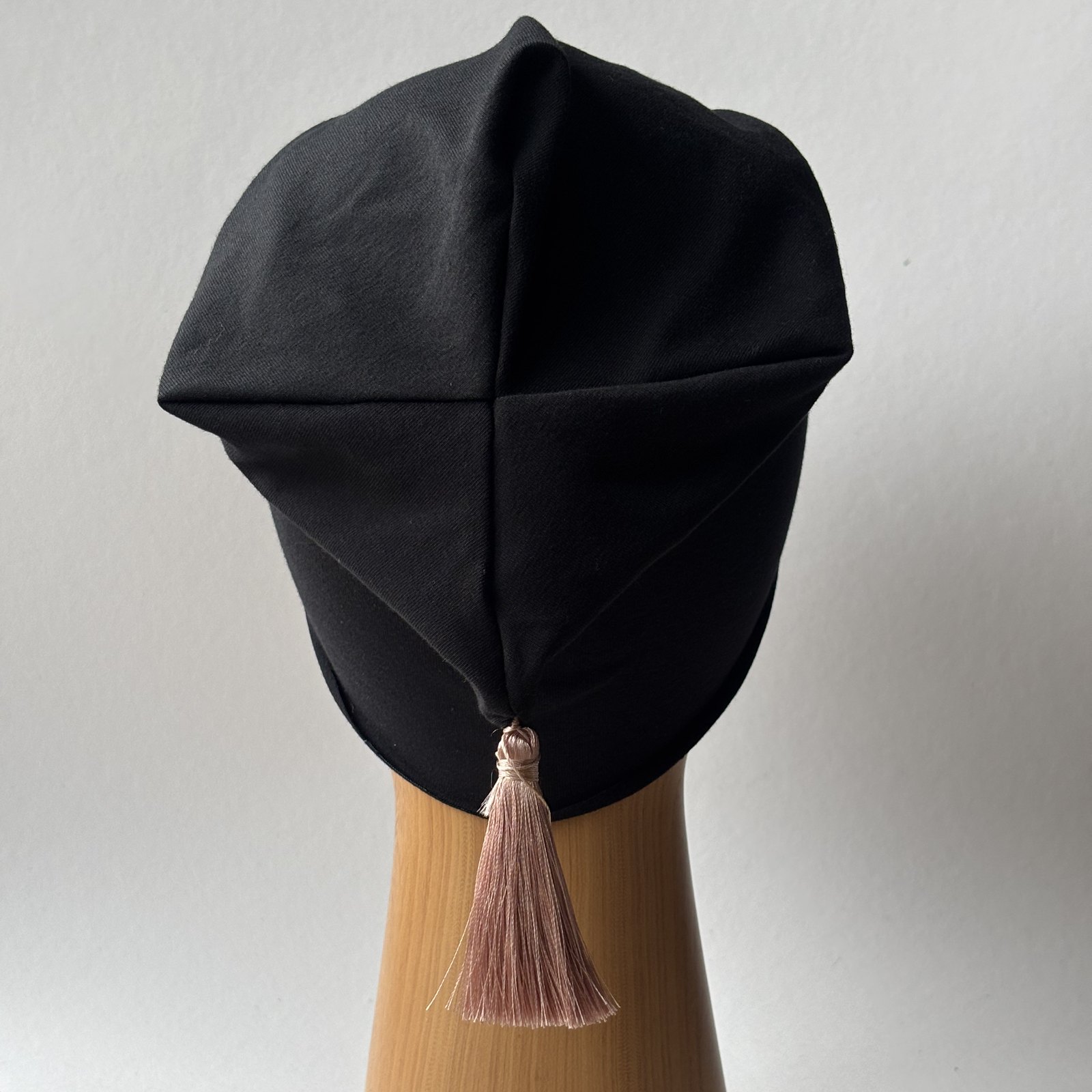 Czarna czapka beanie z karmelowym chwostem MistaHipsta Black Caramel – widok z tyłu z chwostem