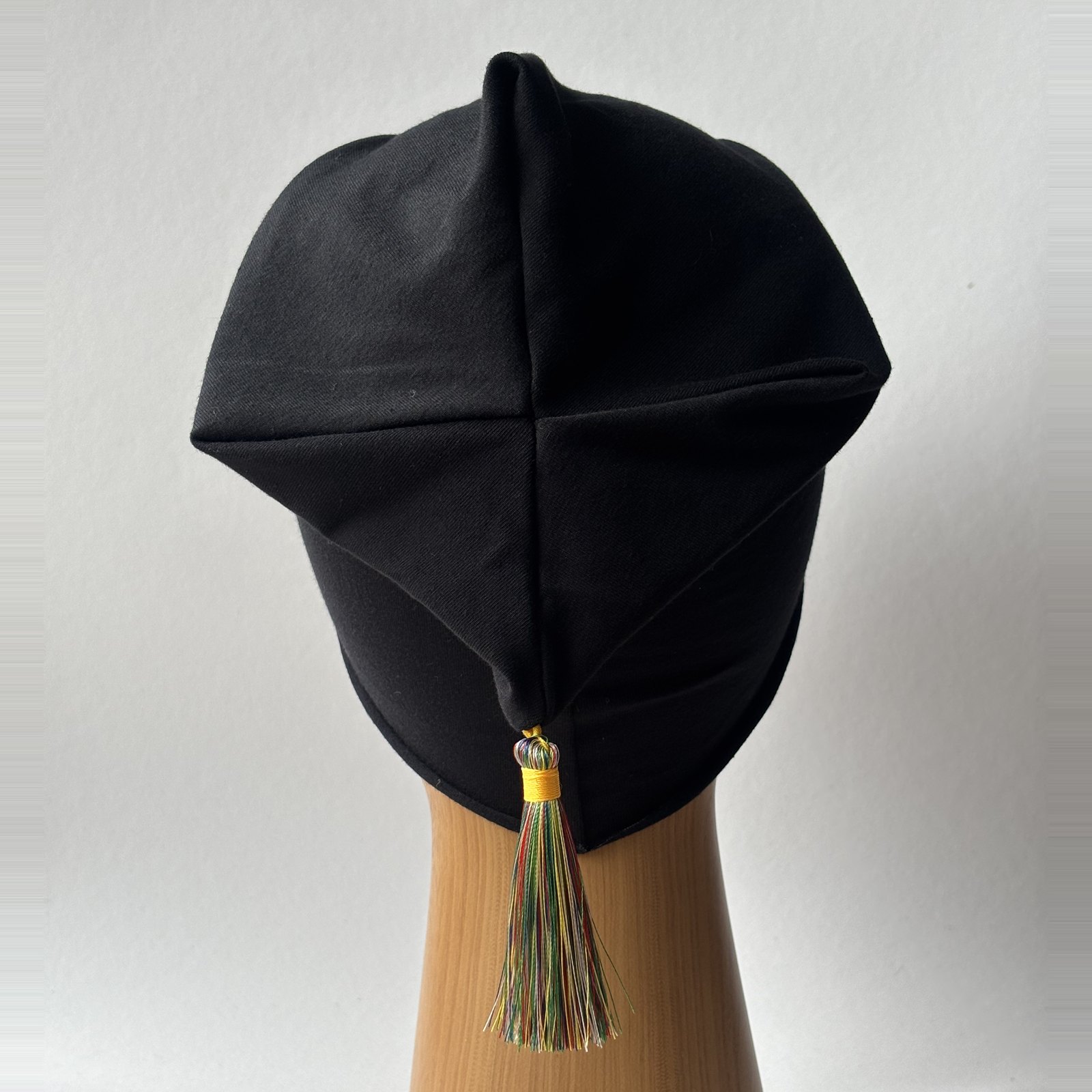 Czarna czapka beanie z kolorowym chwostem MistaHipsta Black Multicolor – widok z tyłu z chwostem
