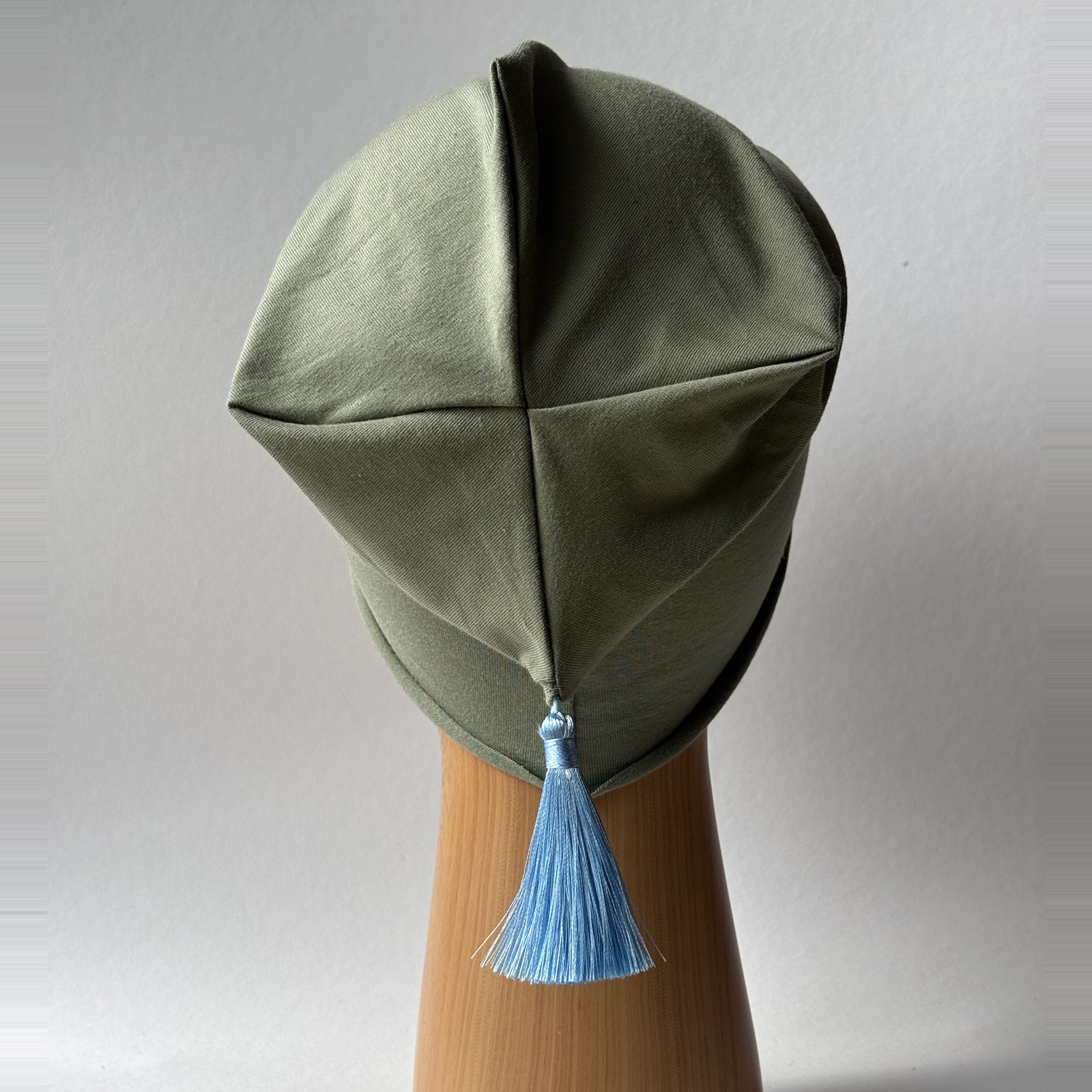Oliwkowa czapka beanie z błękitnym chwostem MistaHipsta Olive Blue – widok z tyłu z chwostem