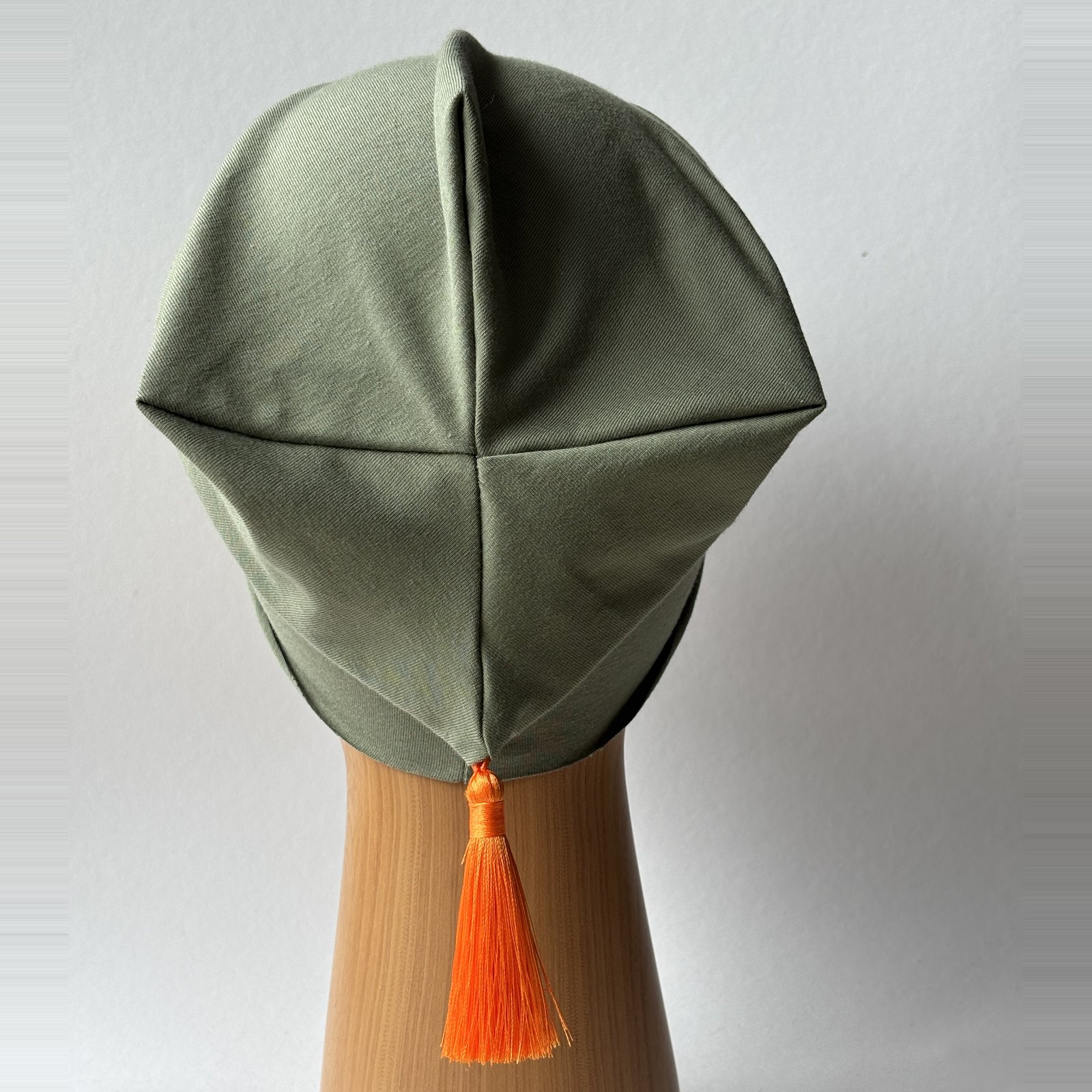 Oliwkowa czapka beanie z pomarańczowym chwostem MistaHipsta Olive Orange – widok z tyłu z chwostem
