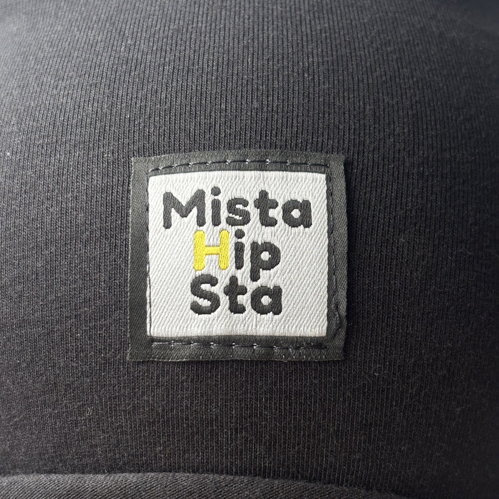 Naszywka MistaHipsta z żółtym H na czarnej czapce beanie